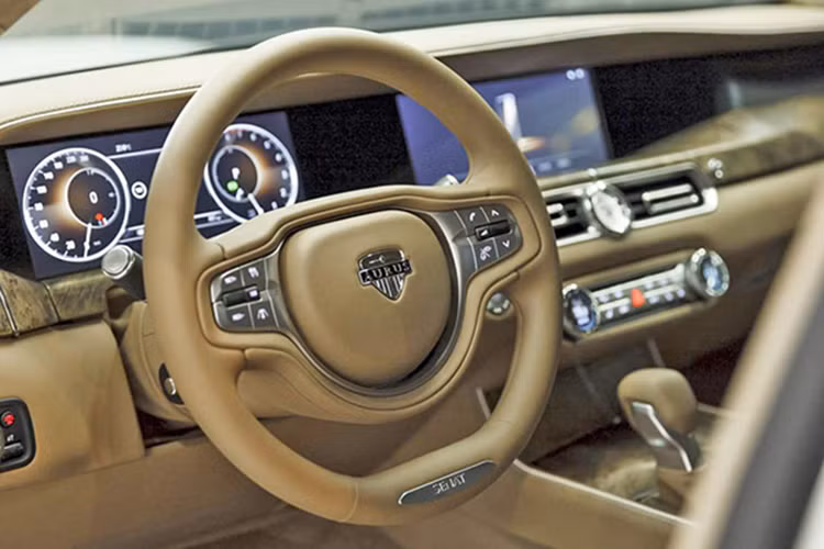 Điều khiến nhiều người chú ý ở Aurus Senat là không gian nội thất sang trọng và thanh lịch bên trong. Nhiều khả năng nội thất của chiếc limousine dành cho ông Putin cũng có thiết kế tương tự. những vật liệu bên trong xe chất lượng cao cùng các chi tiết ốp gỗ đắt giá, phím bấm/núm xoay bằng kim loại và màn hình bằng kính của hệ thống đa phương tiện.