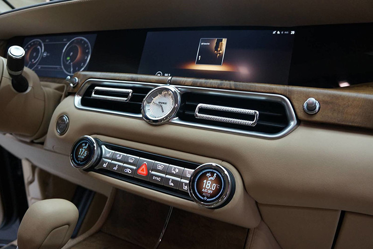 Trên mặt táp-lô của Aurus Senat xuất hiện 2 màn hình kỹ thuật số cỡ lớn. Một màn hình nằm trước mặt người lái, đóng vai trò bảng đồng hồ. Màn hình còn lại nằm trên cụm điều khiển trung tâm như giao diện chính cho hệ thống thông tin giải trí. Ngoài ra, Aurus Senat còn được trang bị mặt táp-lô cao cấp và ghế có vẻ thoải mái.