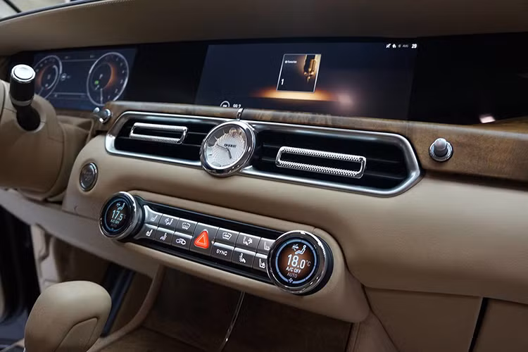 Trên mặt táp-lô của Aurus Senat xuất hiện 2 màn hình kỹ thuật số cỡ lớn. Một màn hình nằm trước mặt người lái, đóng vai trò bảng đồng hồ. Màn hình còn lại nằm trên cụm điều khiển trung tâm như giao diện chính cho hệ thống thông tin giải trí. Ngoài ra, Aurus Senat còn được trang bị mặt táp-lô cao cấp và ghế có vẻ thoải mái.