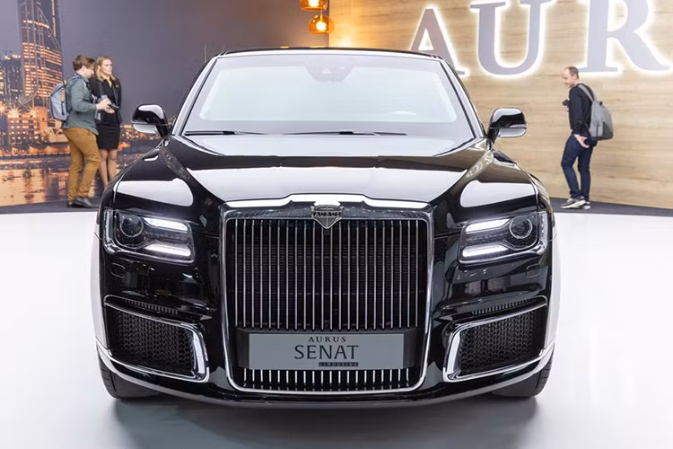 Sau đó, nhận thấy tiềm năng của thị trường cũng như tham vọng khơi dậy ngành công nghiệp xe hơi nước Nga, Chính phủ của tổng thống Putin đã quyết định "rót" thêm 189 triệu USD vào dự án này nhằm thúc đẩy quá trình phát triển và thuơng mại hoá nhãn hiệu Aurus.