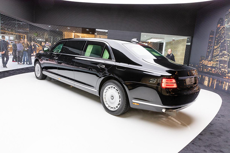 Bên cạnh đó, mô-tơ điện sẽ bổ sung 40 mã lực nữa. Toàn bộ sức mạnh được truyền tới cả 4 bánh thông qua hộp số tự động 9 cấp. Hiện hãng Aurus còn đang phát triển thêm động cơ V12, dung tích 6,6 lít lớn hơn, dự kiến sản sinh công suất tối đa hơn 800 mã lực. Cả hai động cơ đều được phát triển cùng với thương hiệu xe sang Porsche.