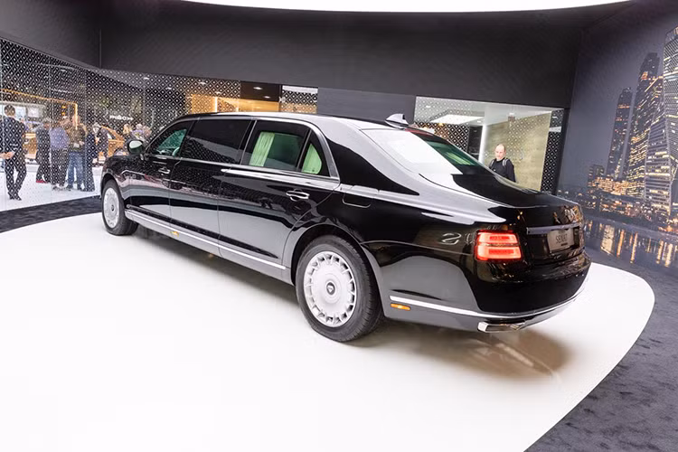 Bên cạnh đó, mô-tơ điện sẽ bổ sung 40 mã lực nữa. Toàn bộ sức mạnh được truyền tới cả 4 bánh thông qua hộp số tự động 9 cấp. Hiện hãng Aurus còn đang phát triển thêm động cơ V12, dung tích 6,6 lít lớn hơn, dự kiến sản sinh công suất tối đa hơn 800 mã lực. Cả hai động cơ đều được phát triển cùng với thương hiệu xe sang Porsche.