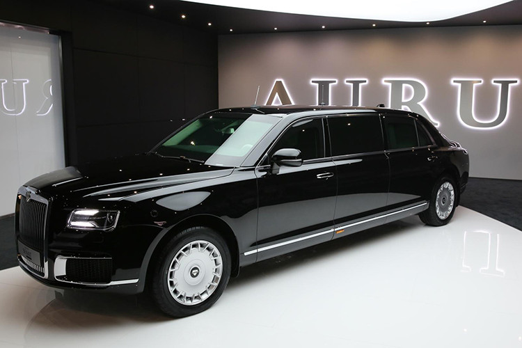 Giá bán Aurus Senat niêm yết khởi điểm từ 274.000 USD (khoảng 6,5 tỷ đồng), Aurus Senat mang trong mình kỳ vọng rất lớn từ hãng Aurus và cả chính phủ Nga về việc sẽ chiếm được cảm tình của các khách hàng tại các thị trường lớn trên thế giới. Đáng tiếc là thương hiệu Aurus chỉ dự định sản xuất đúng 150 chiếc Senat và Senat Limousine trong 2 năm đầu tiên. Đến năm 2021, sản lượng sẽ tăng lên mức 5.000 - 10.000 chiếc, tùy thuộc vào nhu cầu của thị trường.