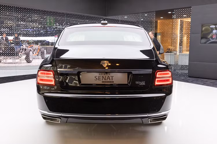 Aurus Senat sở hữu chiều dài tổng thể 5.639 mm, không bằng Rolls-Royce Phantom nhưng nhỉnh hơn Bentley Mulsanne và có chiều dài tổng thể lên đến 6.629 mm. Bên ngoài, Aurus Senat có thiết kế khiến nhiều người liên tưởng đến xe Rolls-Royce, đặc biệt ở phần đầu. Hai bên lưới tản nhiệt là cụm đèn pha LED và hốc gió cỡ lớn với viền mạ crôm...