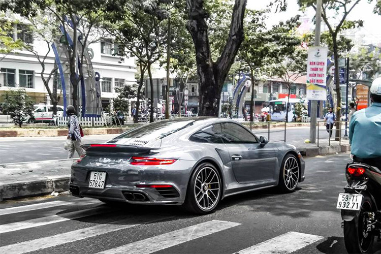 Chiếc Porsche 911 Turbo S mới màu xám hiện mới được đăng ký biển số sang 51G thay vì 61A như vào giữa tháng 3/2018. Nguyên nhân là chủ nhân sinh sống tại Bình Dương có vấn đề sức khoẻ nên đã bán lại chiếc xe thể thao này cho Chủ tịch Trung Nguyên, đại gia Đặng Lê Nguyên Vũ.