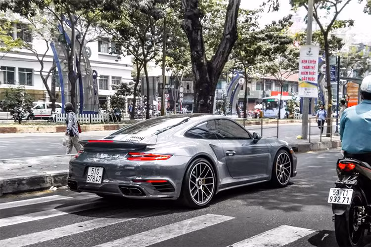 Chiếc Porsche 911 Turbo S mới màu xám hiện mới được đăng ký biển số sang 51G thay vì 61A như vào giữa tháng 3/2018. Nguyên nhân là chủ nhân sinh sống tại Bình Dương có vấn đề sức khoẻ nên đã bán lại chiếc xe thể thao này cho Chủ tịch Trung Nguyên, đại gia Đặng Lê Nguyên Vũ.