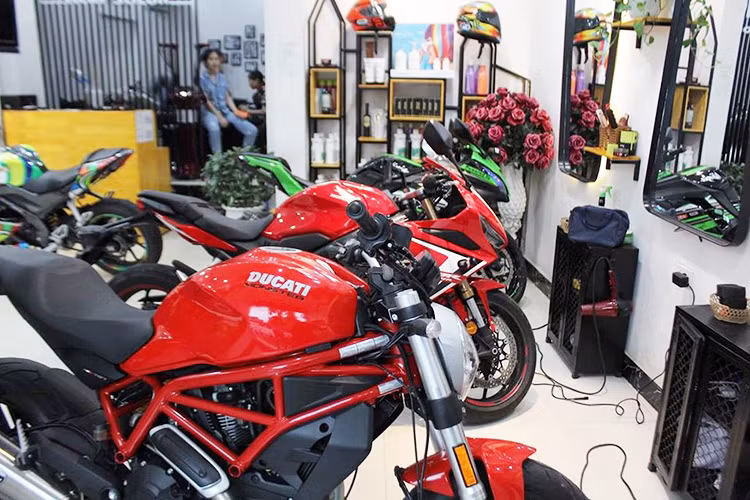 Được biết "dàn ghế" môtô tại tiệm cắt tóc này trị giá cả tỷ đồng.