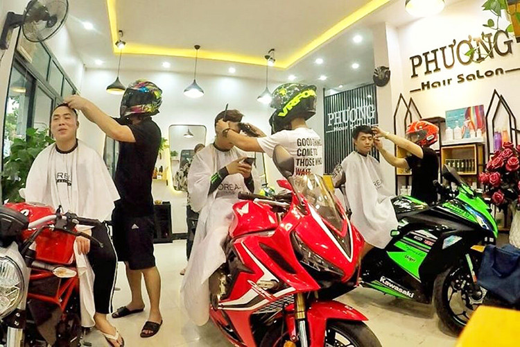 Tại tiệm cắt tóc này thay vì ngồi trên những chiếc ghế chuyên dụng thông thường, các khách đến sẽ ngồi trên những chiếc xe môtô thực thụ.