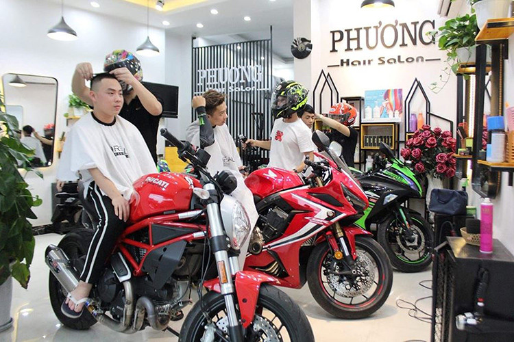 Được biết, tiệm cắt tóc môtô phân khối lớn độc đáo này là của anh Nguyễn Văn Phương – mang tên Phương Hair Salon. Được biết, chủ nhân đã khéo léo kết hợp hai niềm đam mê giữa nghệ thuật hớt tóc và mê môtô phân khối lớn tạo ra một phong cách độc đáo, khác người.