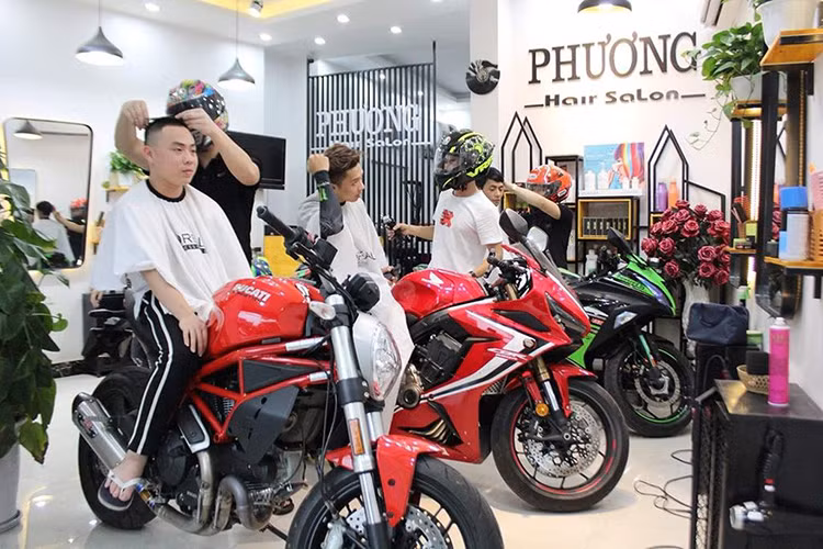 Được biết, tiệm cắt tóc môtô phân khối lớn độc đáo này là của anh Nguyễn Văn Phương – mang tên Phương Hair Salon. Được biết, chủ nhân đã khéo léo kết hợp hai niềm đam mê giữa nghệ thuật hớt tóc và mê môtô phân khối lớn tạo ra một phong cách độc đáo, khác người.