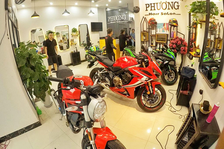 Hiện tại ở đây đã có hàng loạt những mẫu xe môtô làm ghế ngồi cắt tóc. &#x1d;Từ trái qua phải lần lượt là các mẫu xe môtô phân khối lớn đình đám hiện nay như; Ducati Monster 821, Honda CBR650R và Kawasaki Ninja 300...