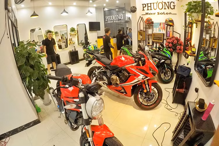 Hiện tại ở đây đã có hàng loạt những mẫu xe môtô làm ghế ngồi cắt tóc. Từ trái qua phải lần lượt là các mẫu xe môtô phân khối lớn đình đám hiện nay như; Ducati Monster 821, Honda CBR650R và Kawasaki Ninja 300...