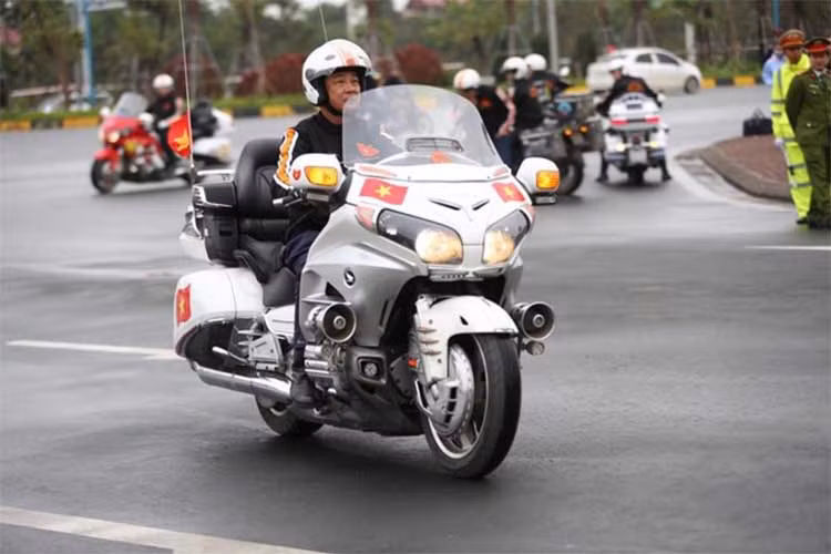 Loạt xe mô ô khủng của câu lạc bộ môtô thể thao Hà Nội có mặt từ sớm. 