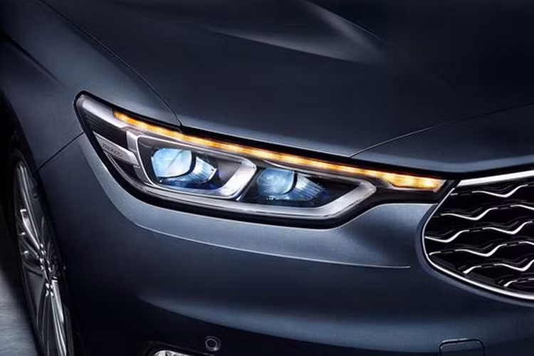 Taurus bản nâng cấp 2020 sở hữu lưới tản nhiệt hình lục giác tinh chỉnh với nhiều chi tiết mạ crôm, bên cạnh là hai cặp đèn pha mới, dải đèn báo rẽ LED kéo dài tạo hiệu ứng dòng chảy ấn tượng.