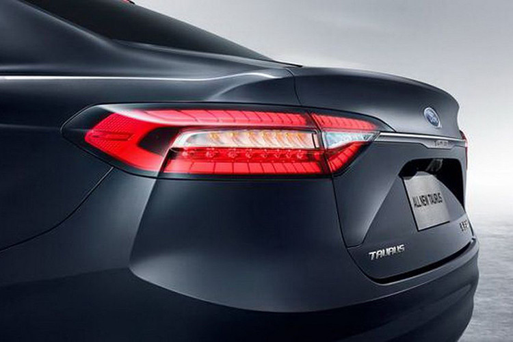 Trong khi đó, thay đổi lớn nhất ở phía đuôi xe là các cụm đèn hậu LED mới được kết nối với nhau thông qua đường viền mạ crôm. Ngoài ra, cốp xe cũng được chỉnh sửa nhẹ, cản sau thể thao hơn nhờ được sơn đen và cặp ống xả vuông vắn.