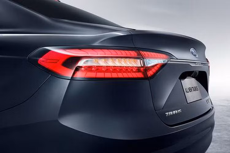 Trong khi đó, thay đổi lớn nhất ở phía đuôi xe là các cụm đèn hậu LED mới được kết nối với nhau thông qua đường viền mạ crôm. Ngoài ra, cốp xe cũng được chỉnh sửa nhẹ, cản sau thể thao hơn nhờ được sơn đen và cặp ống xả vuông vắn.