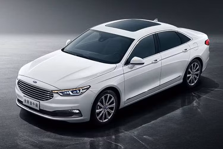Có một tin tức đặc biệt quan trọng, đây là lần đầu tiên tại Trung Quốc, Ford Taurus được cung cấp với phiên bản Vignale hàng đầu, biến thể này có lưới tản nhiệt tổ ong thay vì các thanh ngang như bản thường, thân xe cũng có nhiều chi tiết crôm hơn,... hiện giá xe Ford Taurus 2020 vẫn chưa được hé lộ.
