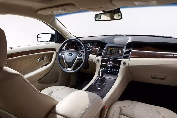 Ford Taurus mới sở hữu một cabin tiện nghi, sang trọng, với nhiều trang trí nội thất đẹp đáng kể so với người tiền nhiệm và được đánh giá là cách âm tốt. Nhiều vật liệu trên xe được làm từ gỗ và mạ chrom. Vô lăng hữu dụng hơn khi được tích hợp các nút bấm điều khiển...