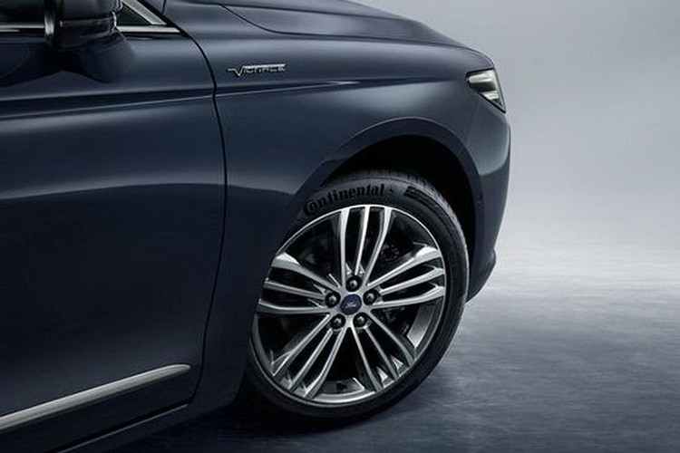 Chiều dài cơ sở của xe là 112 inch, chiều dài cả xe là 202,9 inch, rộng 76,2 inch và cao 60,7 inch, xe nặng gần 1800 kg. Bên cạnh đó là bộ la-zăng 19 inch 10 chấu mới và cho khách hàng có 3 lựa chọn bánh xe hợp kim.