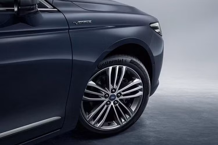 Chiều dài cơ sở của xe là 112 inch, chiều dài cả xe là 202,9 inch, rộng 76,2 inch và cao 60,7 inch, xe nặng gần 1800 kg. Bên cạnh đó là bộ la-zăng 19 inch 10 chấu mới và cho khách hàng có 3 lựa chọn bánh xe hợp kim.