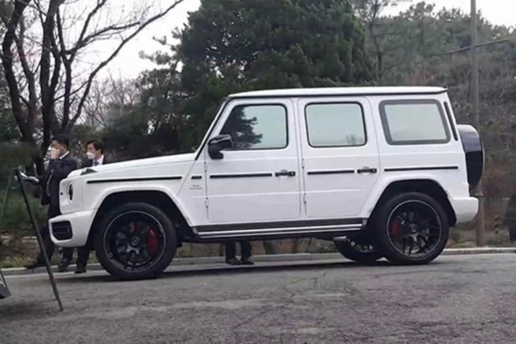 Nói đến những chiếc xe SUV đắt tiền bán chạy nhất thế giới không thể bỏ qua được cái tên Mercedes-AMG G63. Chiếc xe trong ảnh thuộc thế hệ mới với màu trắng với cùng các chi tiết sơn đen bao gồm bộ mâm có giá tùy chọn khá đắt đỏ.