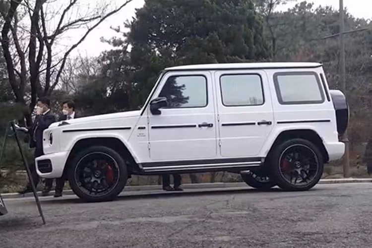 Nói đến những chiếc xe SUV đắt tiền bán chạy nhất thế giới không thể bỏ qua được cái tên Mercedes-AMG G63. Chiếc xe trong ảnh thuộc thế hệ mới với màu trắng với cùng các chi tiết sơn đen bao gồm bộ mâm có giá tùy chọn khá đắt đỏ.