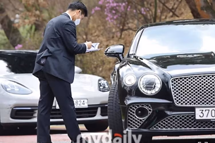 Một số video trực tiếp của các kênh giải trí Hàn Quốc cho thấy, không có nhiều siêu xe góp mặt thay vào đó là các mẫu xe sang, xe siêu sang hay các dòng xe SUV đắt tiền.