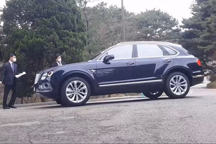 Những cái tên nổi bật xuất hiện tại bãi gửi xe tại đám cưới của cặp đôi Hyun Bin và Son Ye Jin có thể kể đến như siêu SUV Lamborghini Urus, SUV hạng sang Mercedes-AMG G63, SUV siêu sang Rolls-Royce Cullinan, Bentley Bentayga hay các dòng xe SUV khác như Lincoln Navigator, Porsche Cayenne, Range Rover.