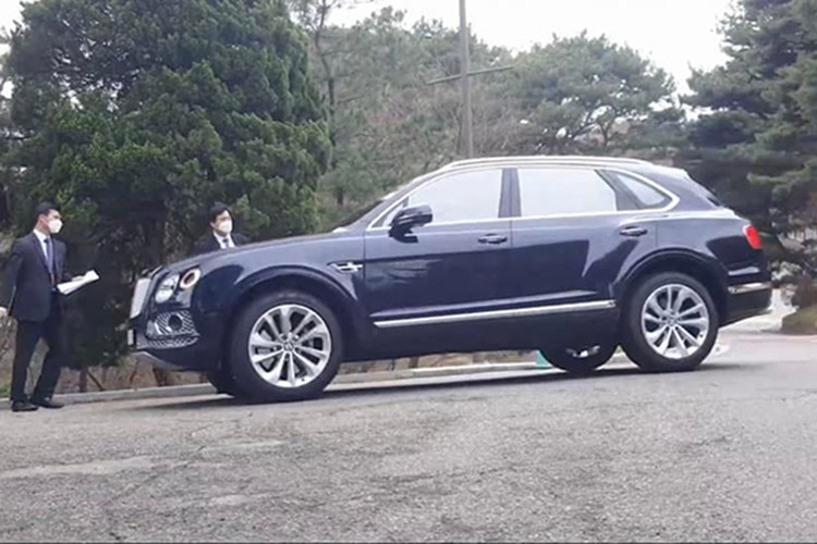 Những cái tên nổi bật xuất hiện tại bãi gửi xe tại đám cưới của cặp đôi Hyun Bin và Son Ye Jin có thể kể đến như siêu SUV Lamborghini Urus, SUV hạng sang Mercedes-AMG G63, SUV siêu sang Rolls-Royce Cullinan, Bentley Bentayga hay các dòng xe SUV khác như Lincoln Navigator, Porsche Cayenne, Range Rover.