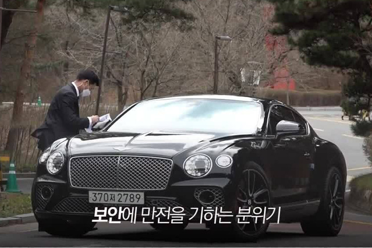Những chiếc SUV siêu sang Rolls-Royce Cullinan hay sedan siêu sang Bentley đắt tiền cũng được nhiều sao Hàn làm phương tiện di chuyển đến siêu đám cưới của Hyun Bin - Son Ye Jin tại khách sạn Sheraton Grand Walkerhill, quận Gwangjin, Seoul. 