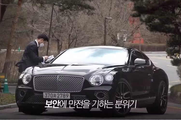 Những chiếc SUV siêu sang Rolls-Royce Cullinan hay sedan siêu sang Bentley đắt tiền cũng được nhiều sao Hàn làm phương tiện di chuyển đến siêu đám cưới của Hyun Bin - Son Ye Jin tại khách sạn Sheraton Grand Walkerhill, quận Gwangjin, Seoul. 