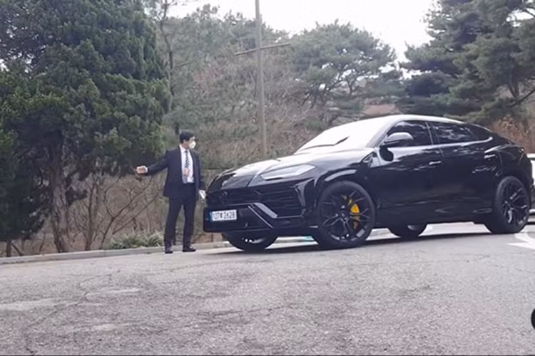 Các khách mời đến tham dự siêu đám cưới của Hyun Bin và Son Ye Jin đa phần đi trên các xe SUV và xe sang. Ngoài ra còn có nhiều khách mời di chuyển trên vài chiếc xe siêu sang Rolls-Royce Ghost hay cả Mercedes-Maybach S-Class thế hệ mới.