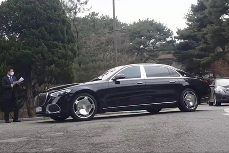 Dòng xe siêu sang Mercedes-Maybach S-Class thế hệ mới đang nhận được rất nhiều sự quan tâm của đại gia Hàn Quốc và Việt Nam. Ước tính có trên 10 chiếc xe Mercedes-Maybach S-Class 2022 được mang về nước chủ yếu với 2 phiên bản là S580 và S680.