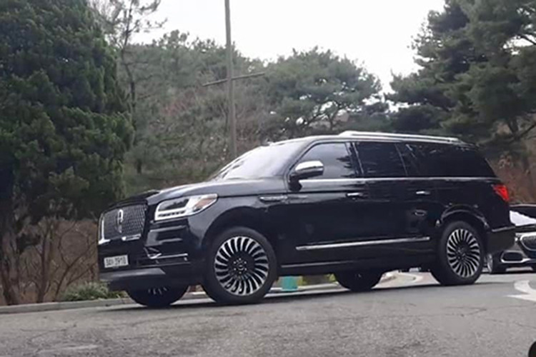 Một chiếc xe SUV hạng sang cỡ lớn Lincoln Navigator L Black Label 2022 xuất hiện tại đám cưới của cặp đôi tài tử làng điện ảnh xứ Hàn là Hyun Bin và Son Ye Jin. Theo sau còn có chiếc xe siêu sang Mercedes-Maybach S-Class.