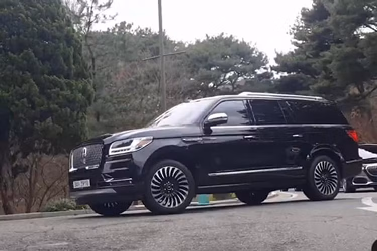 Một chiếc xe SUV hạng sang cỡ lớn Lincoln Navigator L Black Label 2022 xuất hiện tại đám cưới của cặp đôi tài tử làng điện ảnh xứ Hàn là Hyun Bin và Son Ye Jin. Theo sau còn có chiếc xe siêu sang Mercedes-Maybach S-Class.