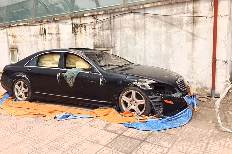 Khoảng vài năm qua, người dân đi tập thể dục trong Công viên Hòa Bình, Hà Nội vẫn thấy một chiếc xe sang Mercedes-Benz S550 màu đen bị vứt xó một góc phía tường ngôi nhà điều hành. Nếu lại gần thì có thể thấy mức độ tan hoang của chiếc xe này giống như vừa trải qua một vụ tai nạn.