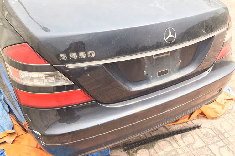 Đuôi xe của chiếc S550 còn khá nguyên vẹn với cụm đèn, cản sau và cốp sau... chưa bị phá hủy, nhưng tem số và lô-gô, biển số đã bị ai đó bóc mất.