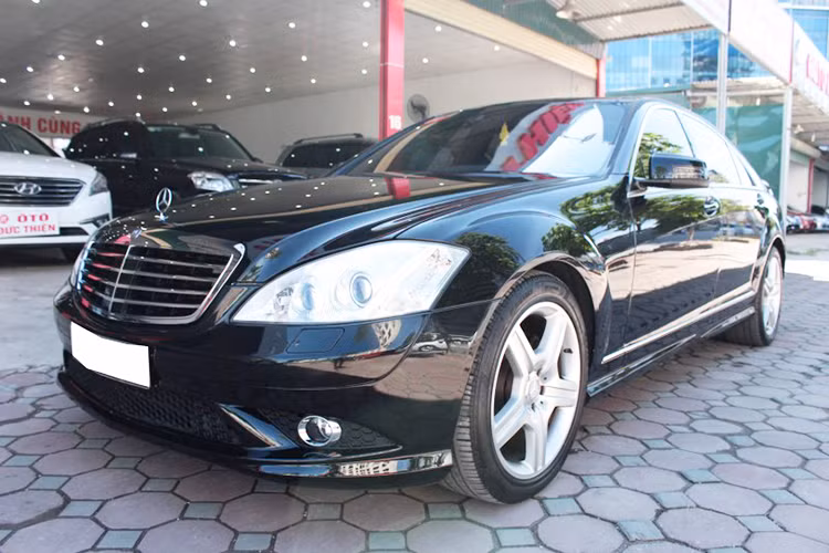 Hiện tại, trên một số kênh mua bán xe cũ, giá xe Mercedes-Benz S550 đời 2007 - 2008 có giá bán trên 1 tỷ hoặc 1,1 tỷ đồng tùy vào tình trạng xe.