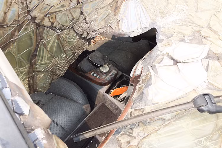 Cửa sổ bên ghế phụ bị vỡ khiến nước và bụi bẩn chảy vào. Có thể quan sát thấy được bệ tỳ tay với cụm cần joystick trứ danh của Mercedes. Cửa xe có thể mở dễ dàng mà không bị khóa. Hàng ghế trước của xe tan hoang nhưng vẫn nhận thấy cụm vô-lăng và bệ trung tâm còn lành lặn, một số chi tiết đã bị"vặt" mất nhưng vẫn mang đậm dáng dấp xe sang.