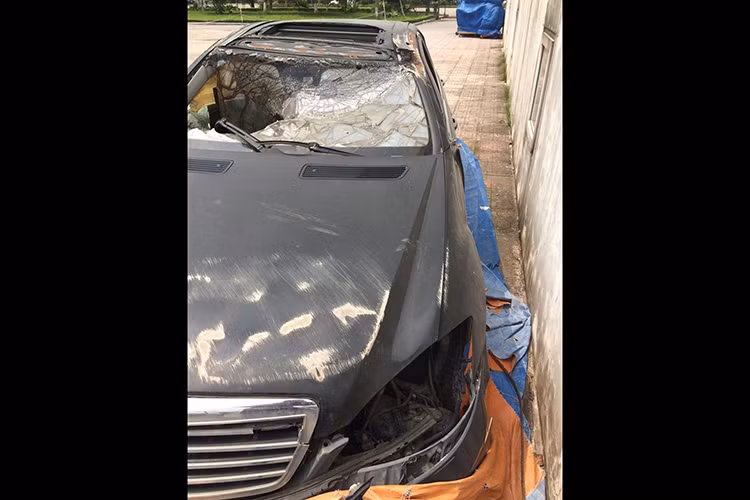 Theo ngời dân nơi đây cho biết, chiếc xe sang Mercedes này đã trùm mền tại đây khoảng vài năm. Theo quan sát có thể thất phần đầu với mặt ca-pô xe bị mài xước trầm trọng, kính lái trước vỡ vụn, nóc cửa sổ trời bị phá hủy. Hiện trường trông giống như chiếc xe này vừa trải qua tai nạn lật úp