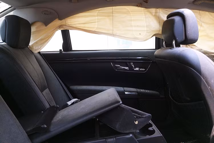 Mẫu xe Mercedes-Benz S550 này được cho là phiên bản khoảng 2007-2008. Xe sở hữu khối động coe loại 5,5 lít V8, công suất 382 mã lực. Hệ dẫn động cầu sau và hộp số 7 cấp 7G-Tronic. Cùng với đó là các trang bị cao cấp và hệ thống an toàn của thương hiệu xe sang Mercedes.