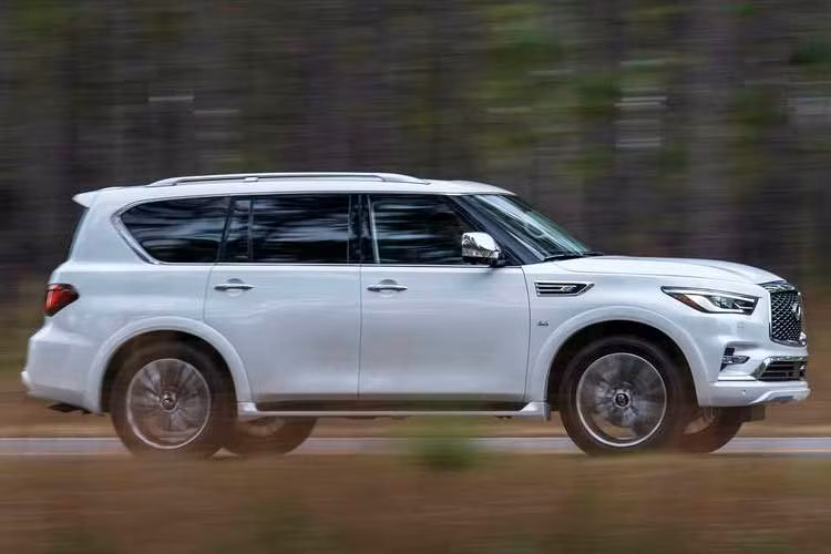 SUV Infiniti QX80 2018 sở hữu kích thước bao gồm chiều dài 5.339 mm, chiều rộng 2.029 mm, và chiều cao 1.925 mm (gồm cả đường ray mái). Xe sở hữu thiết kế cao cấp hơn hẳn về thiết kế ngoại thất, được bổ sung đầu xe mới với lưới tản nhiệt nổi bật. Cụm đèn pha mới, hốc gió cải tiến... với chắn bùn trước mạnh mẽ, bớt cầu kỳ hơn.