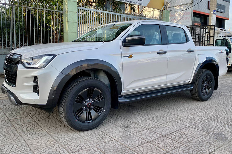 Ngoài ra, 2 phiên bản cao cấp Hi-Lander và Type Z có thêm tính năng gương chiếu hậu gập điện. So với bản Type Z là đèn không tự động bật/tắt. Xe sở hữu bộ mâm kích thước 18 inch phối hai tông màu. Chụp gương và tay nắm cửa mạ chrome. 