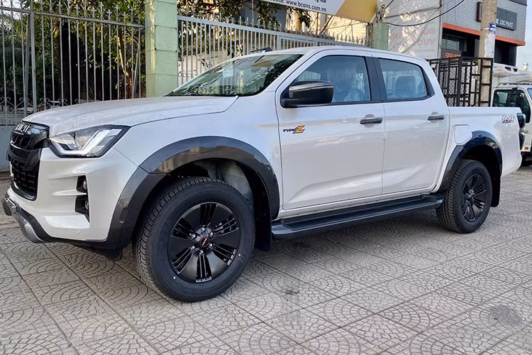 Ngoài ra, 2 phiên bản cao cấp Hi-Lander và Type Z có thêm tính năng gương chiếu hậu gập điện. So với bản Type Z là đèn không tự động bật/tắt. Xe sở hữu bộ mâm kích thước 18 inch phối hai tông màu. Chụp gương và tay nắm cửa mạ chrome. 