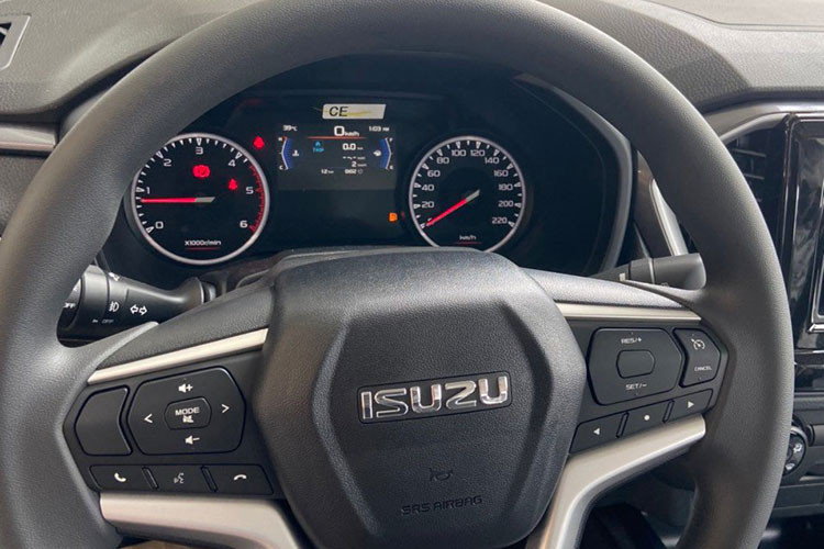 Các công nghệ an toàn tiêu chuẩn trên Isuzu D-Max 2022 gồm: chống bó cứng phanh ABS, phân bổ lực phanh điện tử EBD, cân bằng điện tử ESC, kiểm soát lực kéo, hỗ trợ khởi hành ngang và xuống dốc.