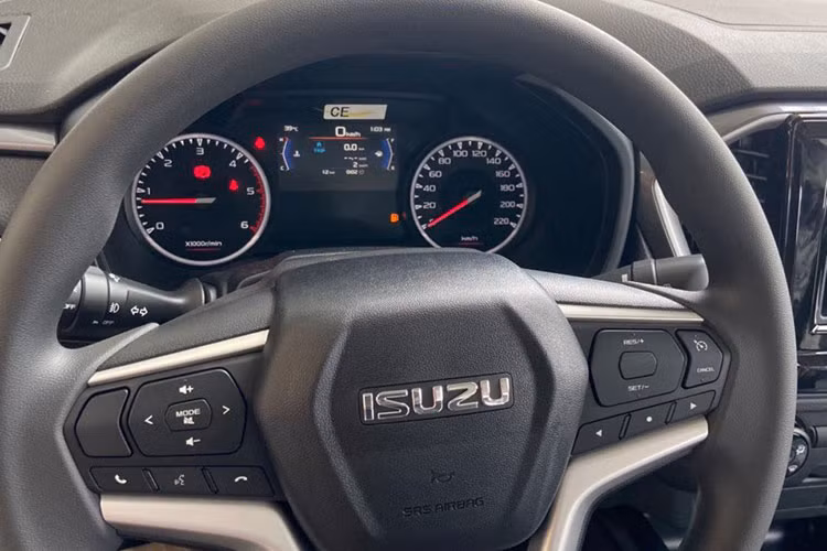 Các công nghệ an toàn tiêu chuẩn trên Isuzu D-Max 2022 gồm: chống bó cứng phanh ABS, phân bổ lực phanh điện tử EBD, cân bằng điện tử ESC, kiểm soát lực kéo, hỗ trợ khởi hành ngang và xuống dốc.