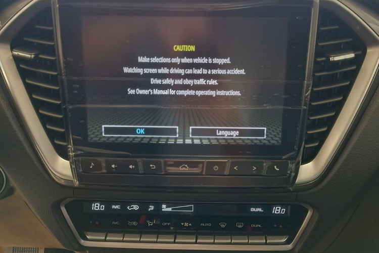 Cũng như các mẫu xe mới ra mắt trong thời gian gần đây, Isuzu D-Max 2022 có động cơ đạt tiêu chuẩn Euro 5. Động cơ này vẫn là loại diesel 1,9 lít, công suất 150 PS và mô men xoắn 350Nm, kết hợp hộp số sàn 6 cấp hoặc tự động 6 cấp.