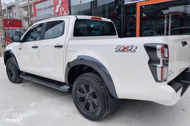 Tương tự phiên bản cũ, Isuzu D-Max 2022 mới vẫn tiếp tục được nhập khẩu nguyên chiếc từ Thái Lan. Tuy nhiên, giá xe Isuzu D-Max 2022 đã tăng từ 10 – 20 triệu đồng. Đổi lại, phiên bản nâng cấp của D-Max được bổ sung tính năng ga tự động Cruise Control với tất cả các phiên bản.