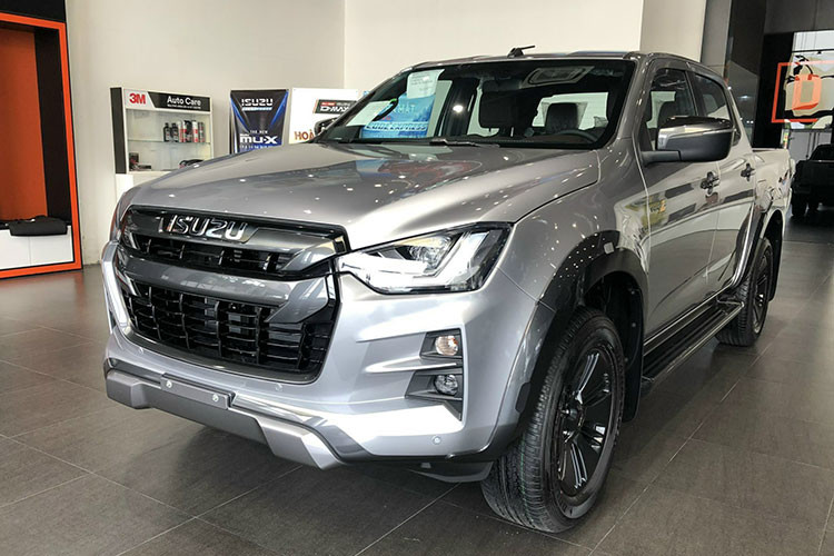 Ngoại thất mẫu Isuzu D-Max Hi-Lander 2022 trông hiện đại nhưng theo kiểu sang trọng chứ không phải thể thao như bản Type Z. Một số trang bị nổi bật ở bên ngoài có đèn chiếu sáng LED projector tự căn chỉnh độ cao, đèn ban ngày LED, đèn hậu LED và đèn sương mù LED.
