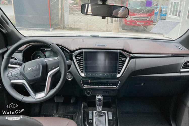 Bên trong khoang lái, D-Max 2022 vẫn sở hữu màn hình cảm ứng 7 inch trên hai bản thấp và 9 inch trên các phiên bản cao cấp. Hệ thống thông tin - giải trí tương thích Apple CarPlay/Android Auto, ghế lái chỉnh điện 8 hướng ở bản cao nhất.